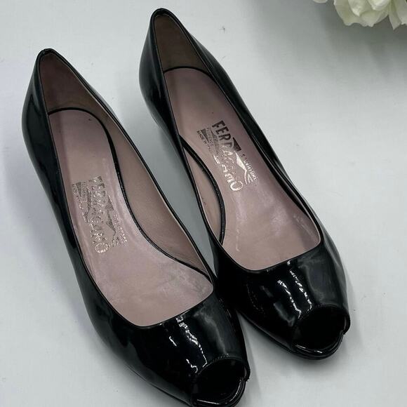 Salvatore Ferragamo Black Patent Leather Peep Toe Kitten Heel Pumps Sz 7D - Picture 1 of 12